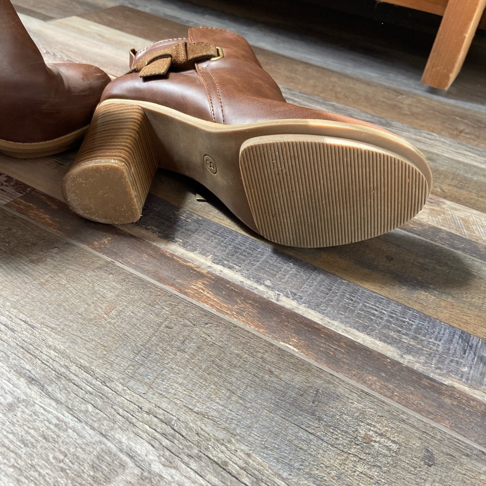 Brown boots. Size 8